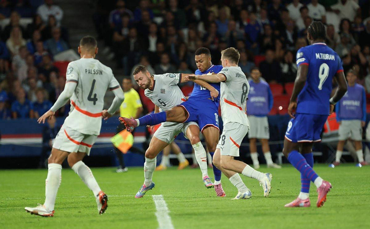 米体：斯帕莱蒂考虑放弃无锋阵，重新启用2名进攻中场+1名中锋（米体：斯帕莱蒂或放弃无锋战术，改用两名进攻中场搭配一名中锋）