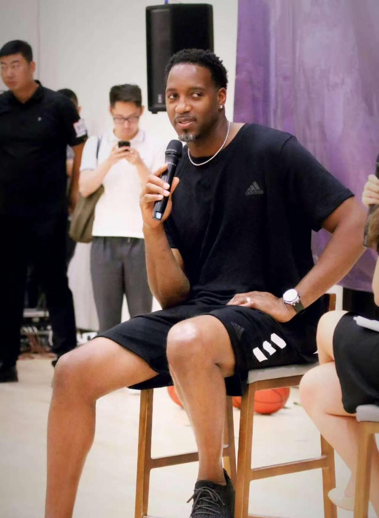 意甲保级大战：帕尔马客场击败比萨，恩佐拉红牌离场（意甲保级关键战：帕尔马客场力克比萨，恩佐拉染红被逐）