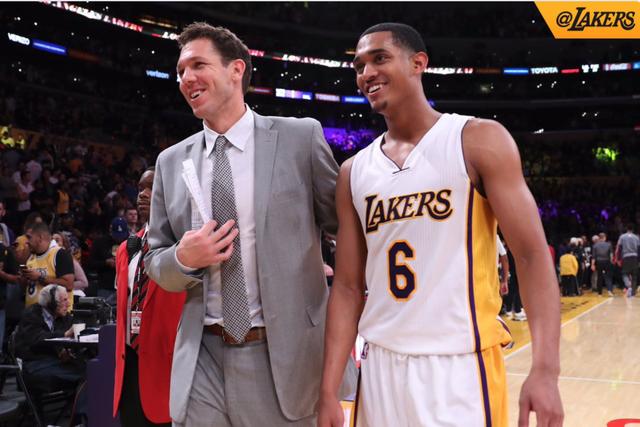 NBA战报：斯潘塞19+7&米切尔29分，勇士99-94击败骑士（勇士99-94险胜骑士：米切尔砍29分，斯潘塞19+7）