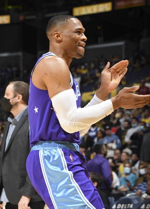 欧冠积分榜分析：小组晋级形势紧张,（欧冠形势解读：各组出线竞争白热化）