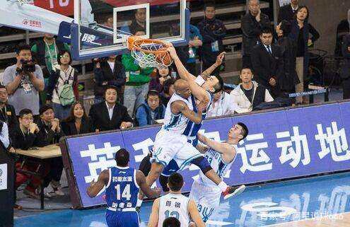 一场0-1爆出大冷门，意甲领头羊倒下，惨遭淘汰，萨里神换人（0-1爆冷，意甲榜首队折戟出局，萨里妙手换人成关键）