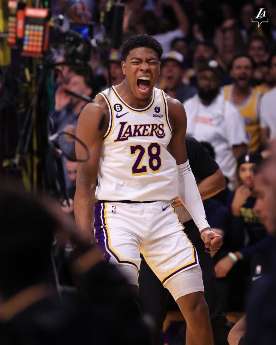 以全新视角回顾AC米兰对阵罗马的比赛📽️🔴⚫（从不同角度重温AC米兰与罗马的较量📽️🔴⚫）