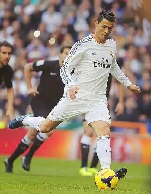 跟队：麦迪逊赛后拄拐穿过混合采访区，神情十分沮丧